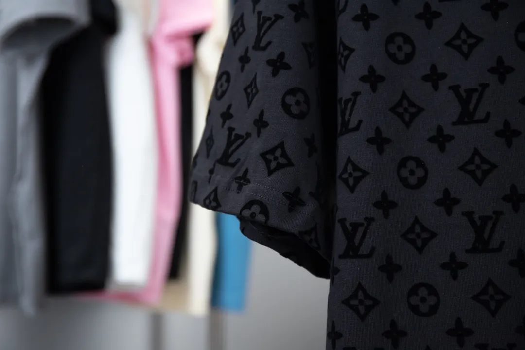 🅿️180 high quality LV Louis 25 spring and summer latest style full logo flocking short sleeves same style for men and women ready for sale Made of 80-count double-ply combed long-staple cotton, double-faucet large jacquard machine, very very three-dimensional jacquard structure 👌🏻97% long-staple cotton, mixed with 3% core-spun spandex, the production time is very long, a rare item 💯 It is the most beautiful scenery in this summer if you wear it inside or outside! S M L XL